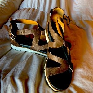 Söfft brown leather sandals. Very good condition. Only worn a few times.